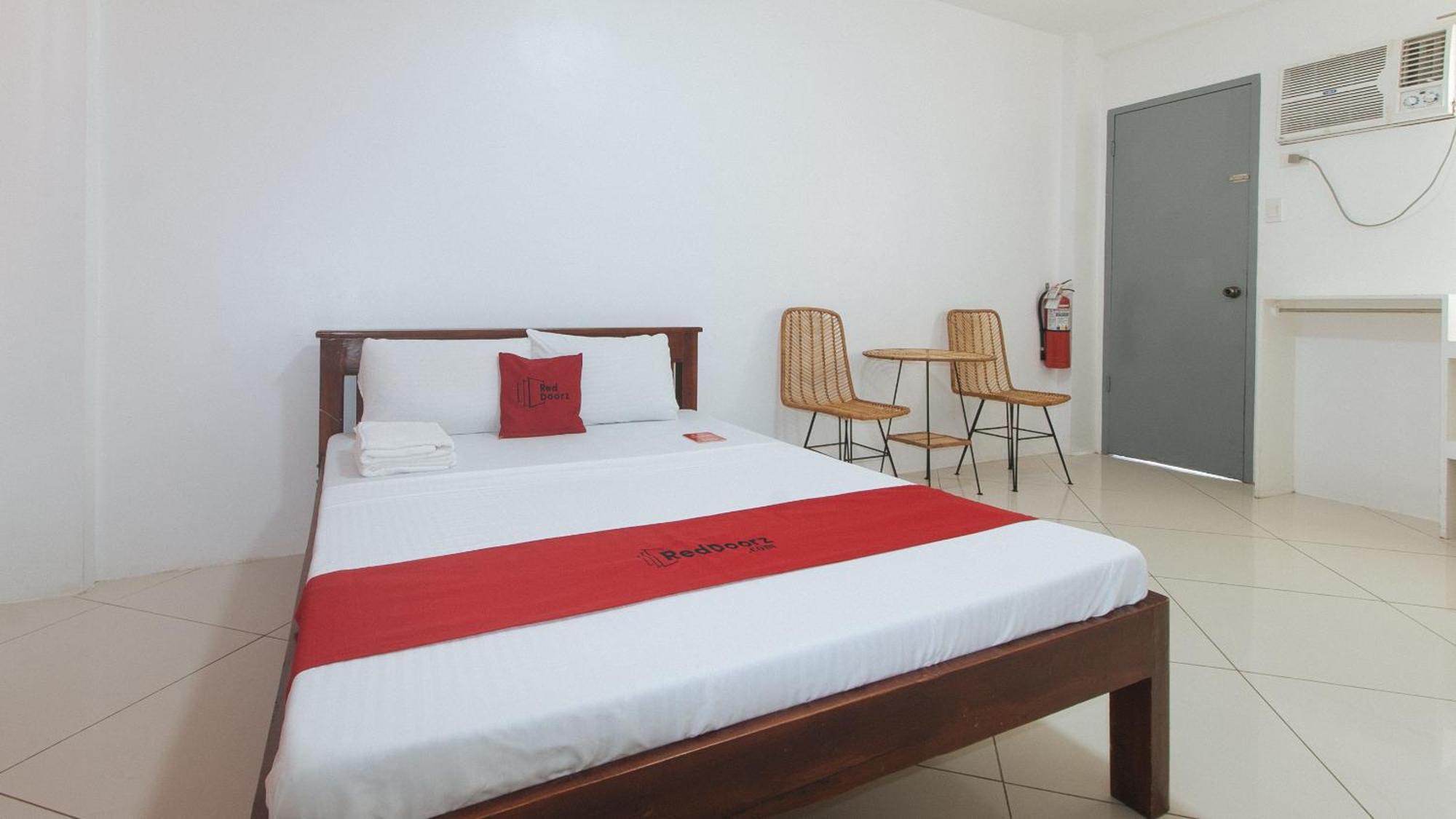 Reddoorz At Fat J Apartelle Mactan Cebu Extérieur photo