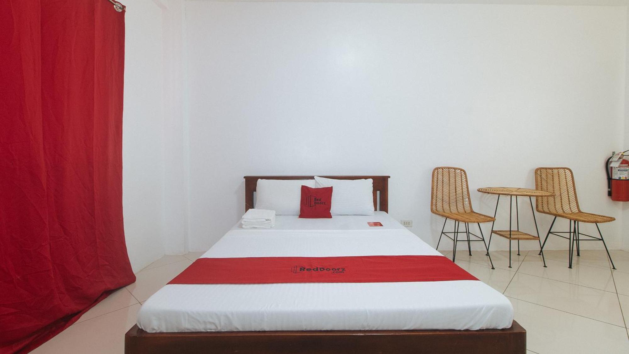 Reddoorz At Fat J Apartelle Mactan Cebu Extérieur photo