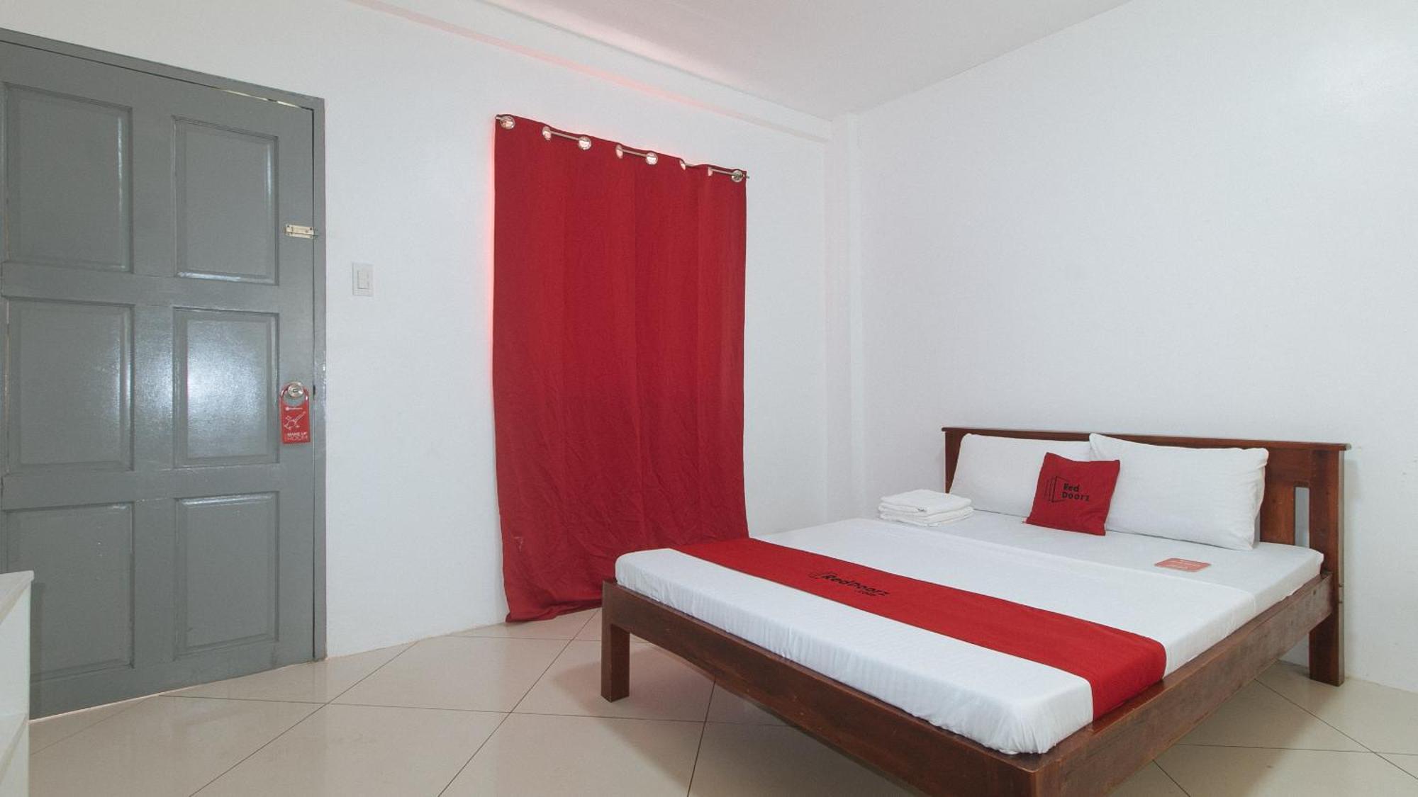 Reddoorz At Fat J Apartelle Mactan Cebu Extérieur photo