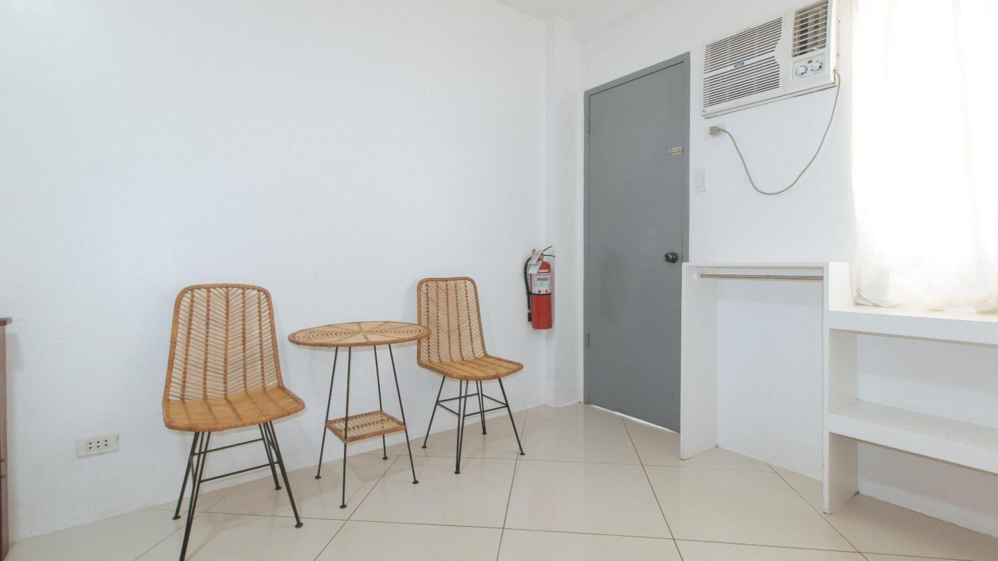 Reddoorz At Fat J Apartelle Mactan Cebu Extérieur photo